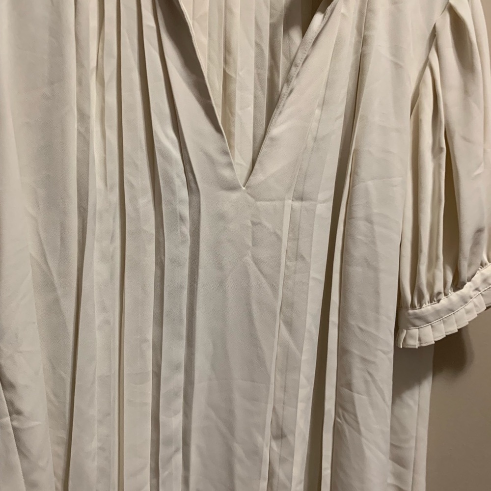 Women’s Ann Taylor White Pleated blouse Size S - Picture 2 of 3